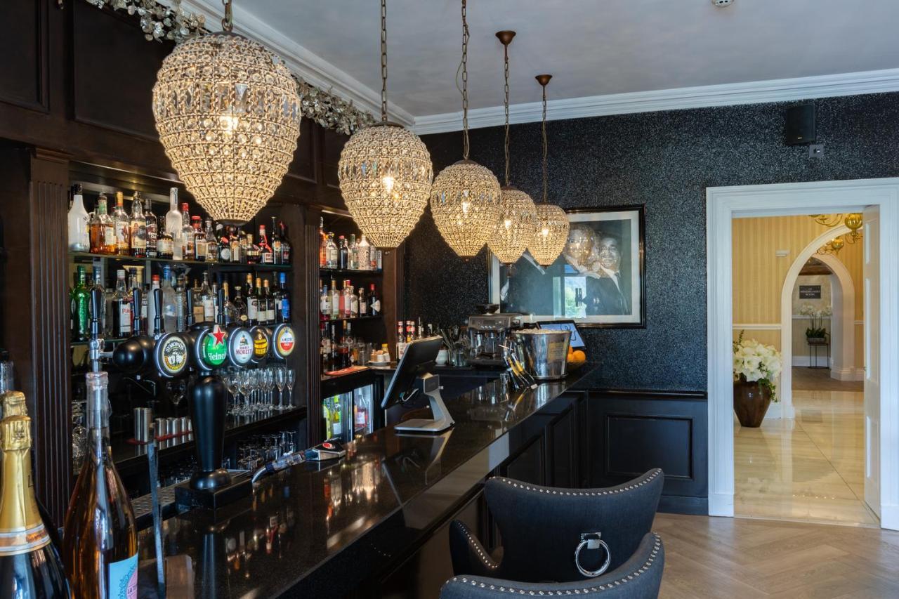 Lakes Hotel & Spa Боунес он Уиндърмиър Екстериор снимка The bar at the hotel