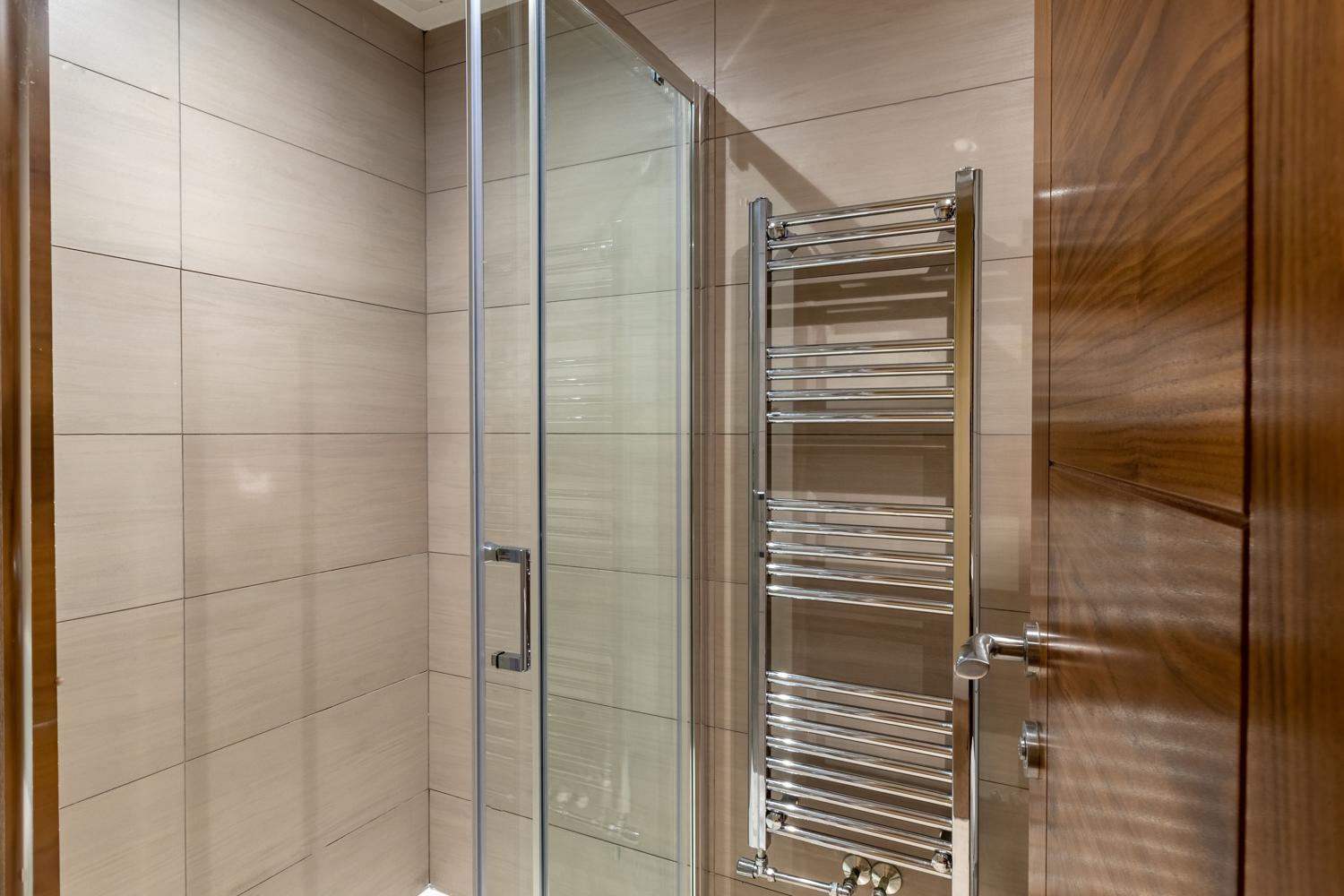 Lakes Hotel & Spa Боунес он Уиндърмиър Стая снимка A heated towel rail