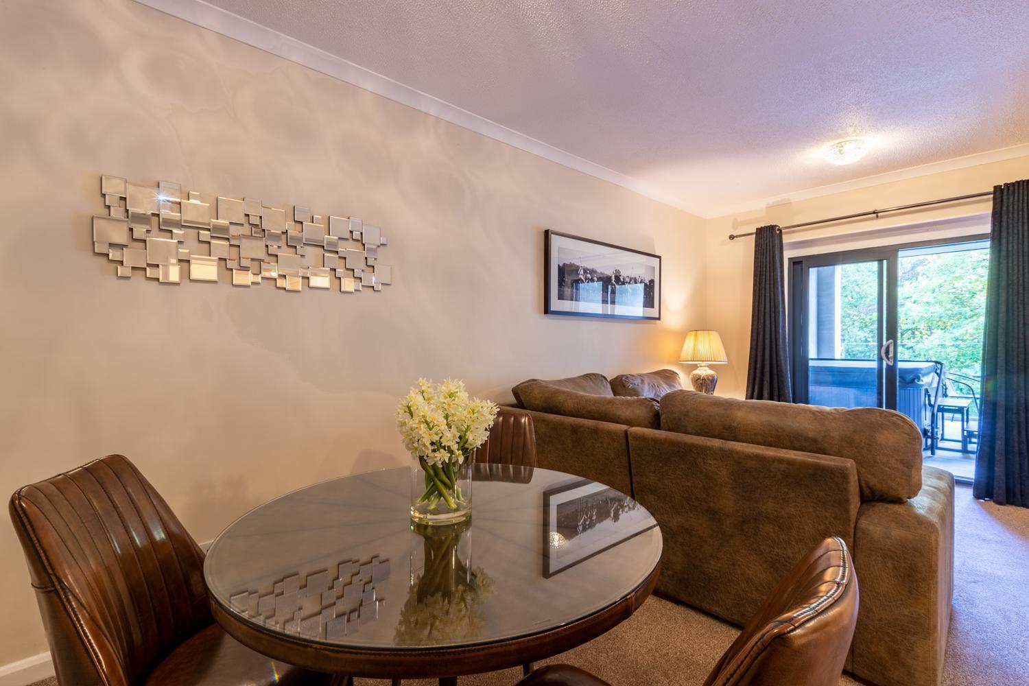 Lakes Hotel & Spa Боунес он Уиндърмиър Стая снимка A living room in a typical apartment at the complex